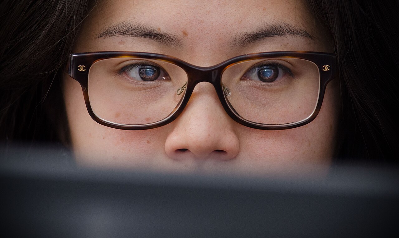 Lunettes anti lumière bleue : femme à lunettes devant l’écran de son ordinateur